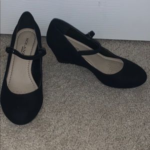Black wedges